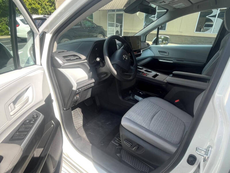 2025 Toyota Sienna LE 8-Passenger