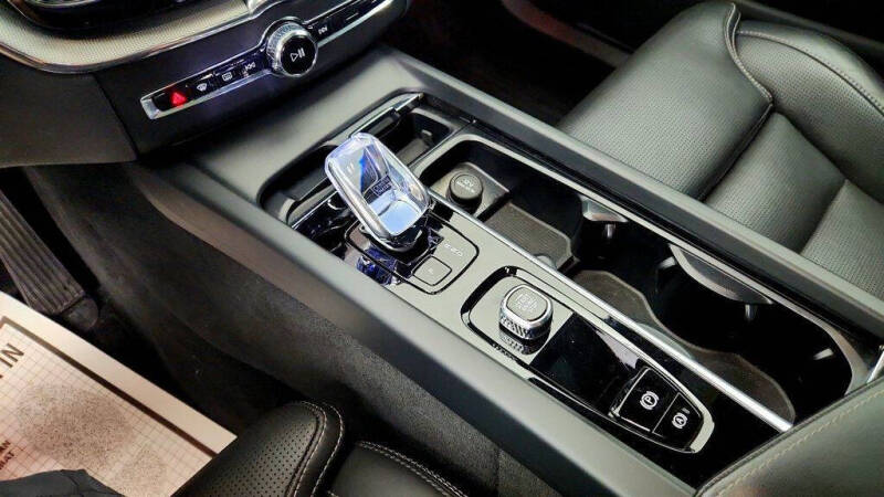 2025 Volvo XC60 B5 Ultra Black Edition