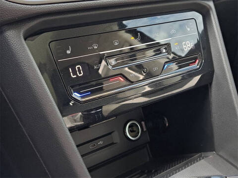 2025 Volkswagen Taos SE Black