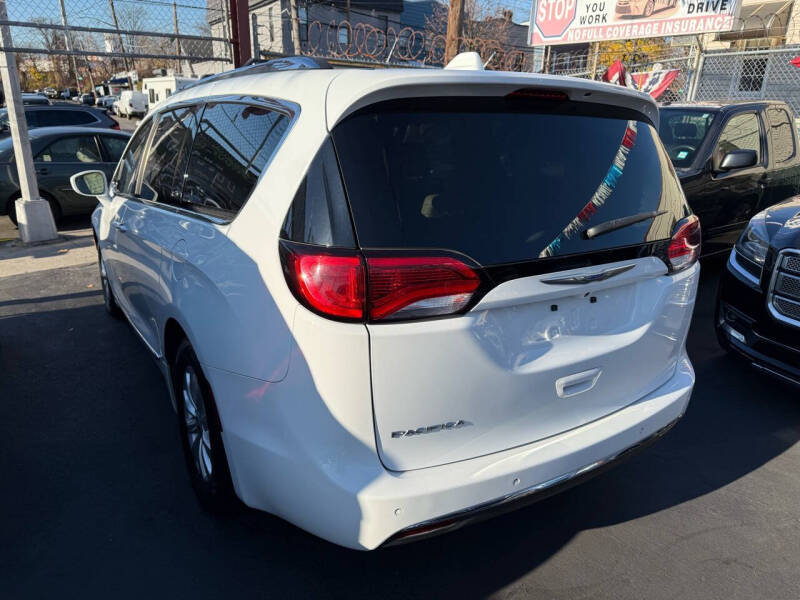 2018 Chrysler Pacifica Touring L photo 7