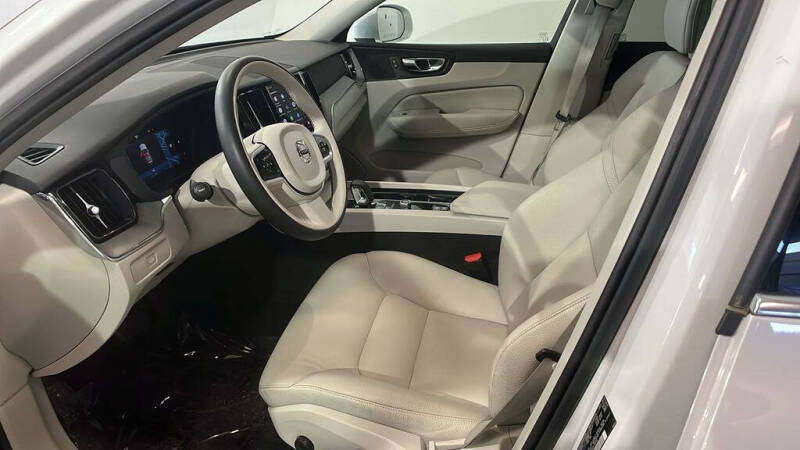 2023 Volvo XC60 B5 Plus Bright Theme
