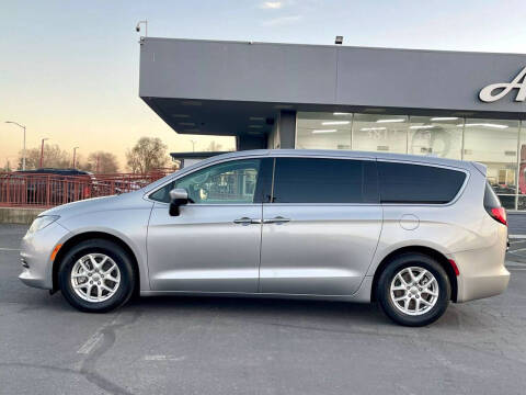 2020 Chrysler Voyager LX