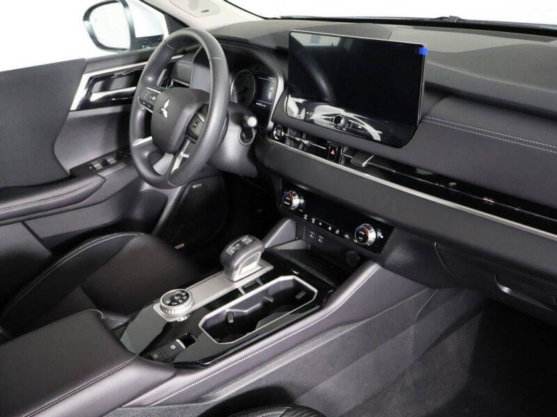 2026 Mitsubishi Outlander ES