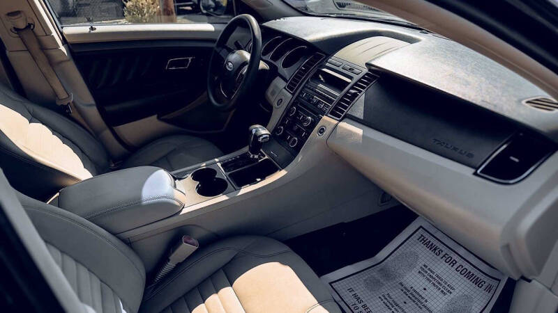2011 Ford Taurus SE