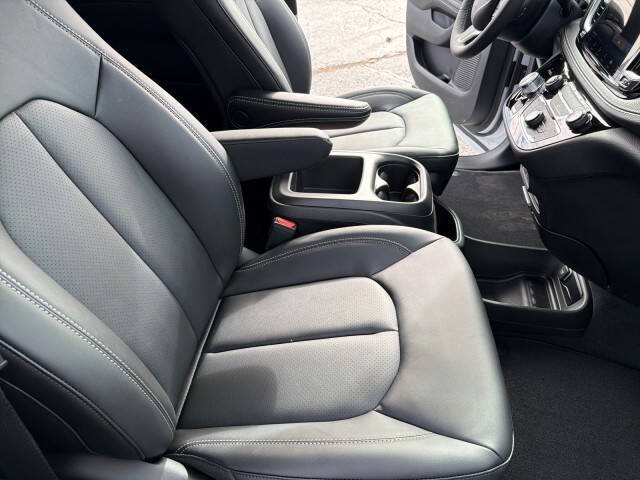 2026 Chrysler Pacifica Select