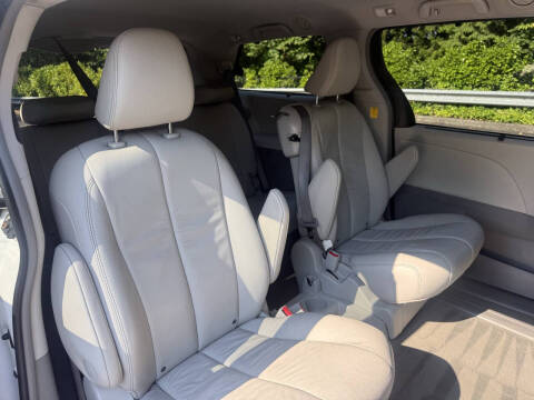 2011 Toyota Sienna XLE 7-Passenger Auto Access Seat