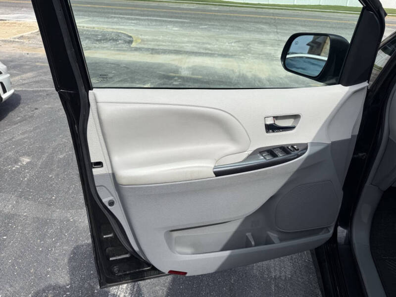 2013 Toyota Sienna SE 8-Passenger