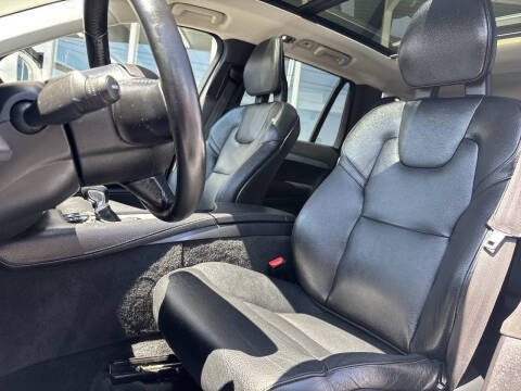 2016 Volvo XC90 T5 Momentum