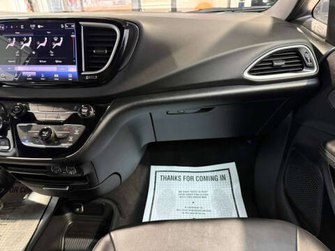 2025 Chrysler Pacifica Select