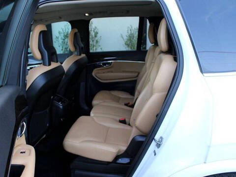 2016 Volvo XC90 T6 Momentum