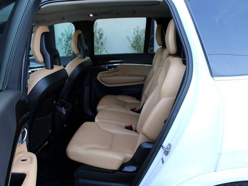 2016 Volvo XC90 T6 Momentum