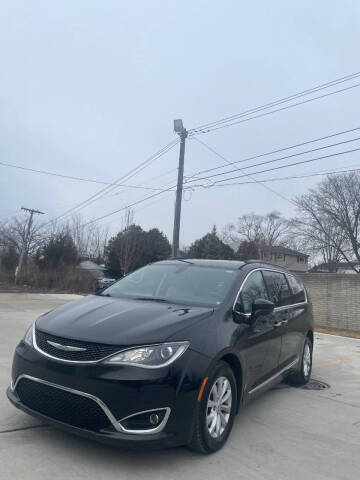2017 Chrysler Pacifica for sale at GC Credit UN in Garden City MI
