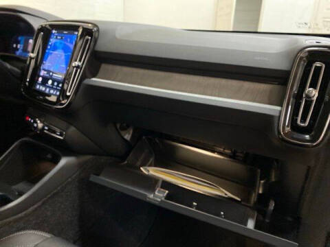 2025 Volvo XC40 B5 Core Bright Theme