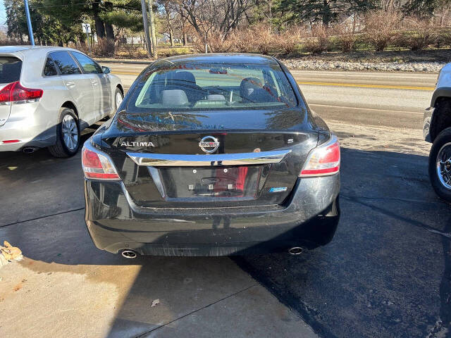 2014 Nissan Altima for sale at Chuckie Bizzarro's Fleetwing Auto in Erie, PA