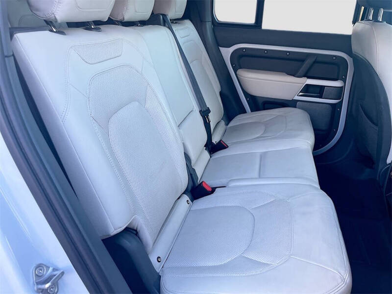 2023 Land Rover Defender 130 SE