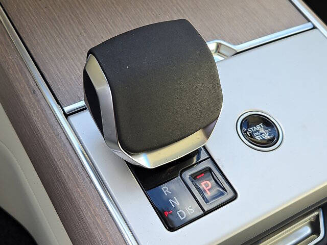 2025 Land Rover Range Rover P550e SE