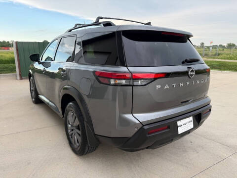2024 Nissan Pathfinder SV