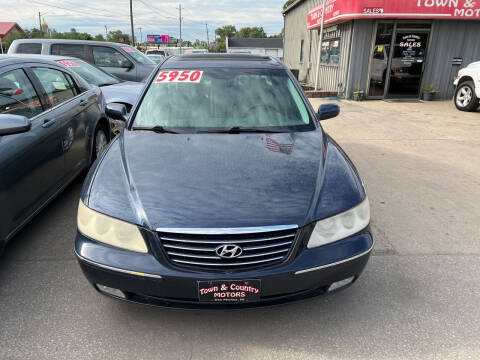 2006 Hyundai Azera for sale at TOWN & COUNTRY MOTORS in Des Moines IA