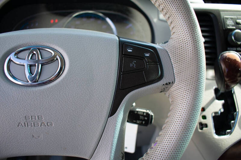 2013 Toyota Sienna XLE 8-Passenger