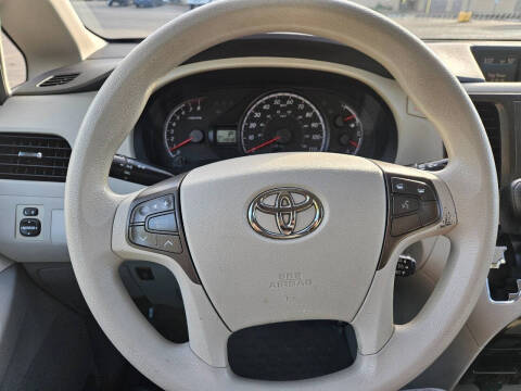 2011 Toyota Sienna LE 7-Passenger Auto Access Seat