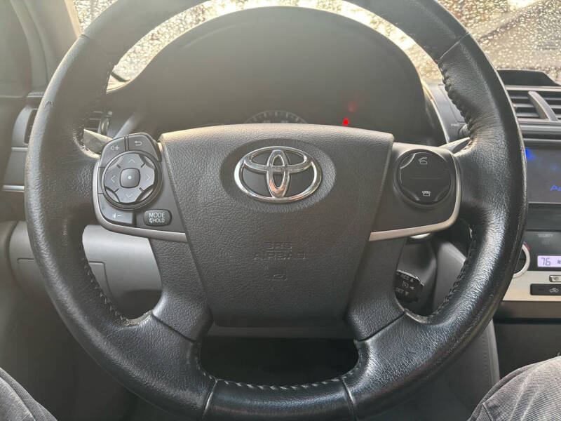 2013 Toyota Camry XLE photo 17