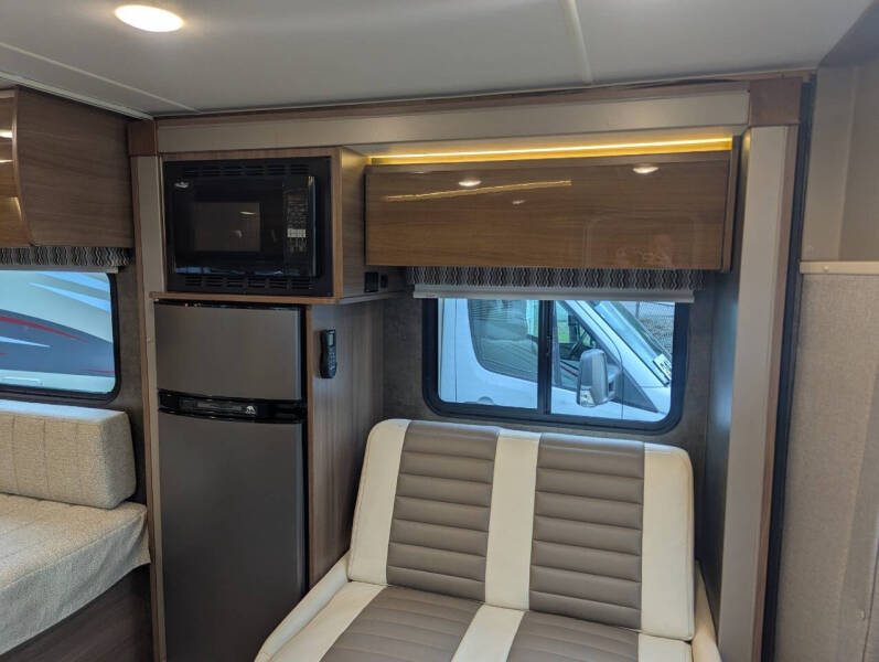 2018 Winnebago Trend 23D / 23ft