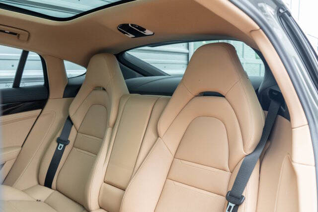 2022 Porsche Panamera 23