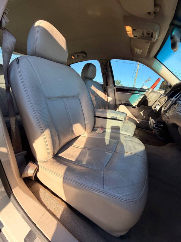 2005 Lincoln Town Car Signature Limited