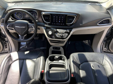 2017 Chrysler Pacifica Touring-L