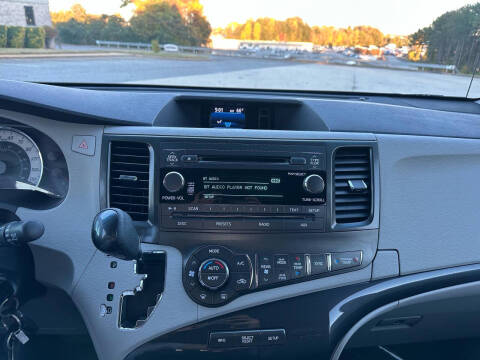 2013 Toyota Sienna SE 8-Passenger