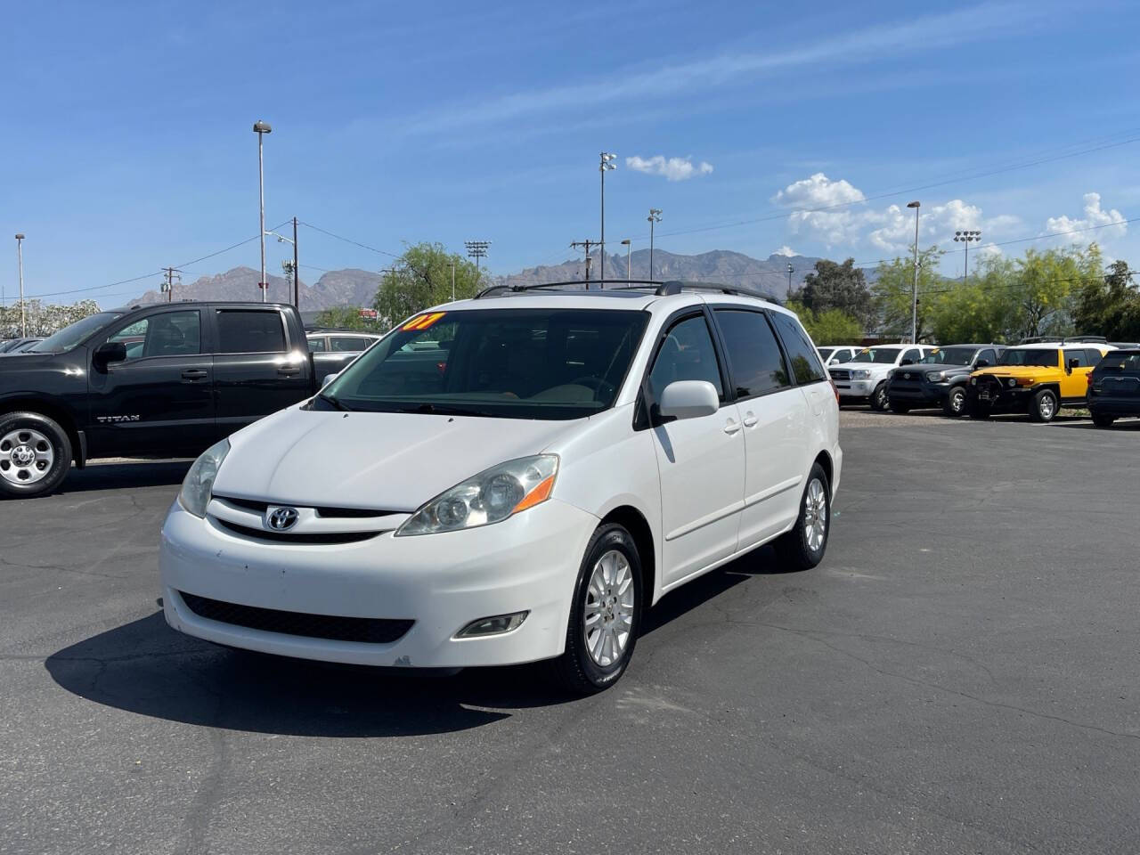 Off white 2007 Toyota Sienna XLE 7-Passenger XLE 7-Passenger 4dr Mini-Van 1