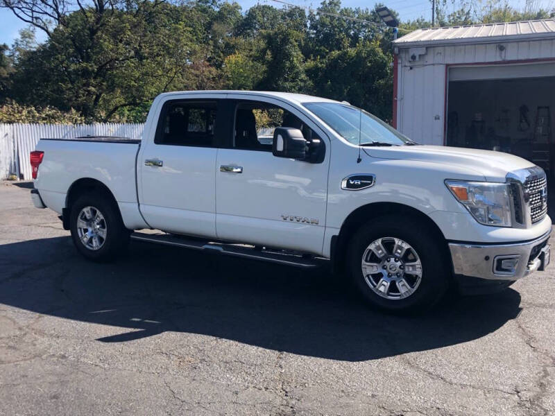 2017 Nissan Titan SV's photo