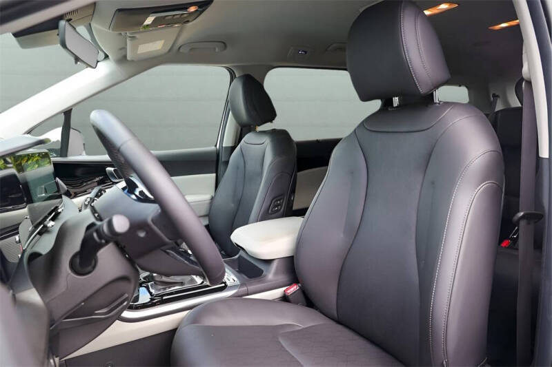 2024 Kia Carnival SX