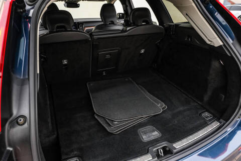 2023 Volvo XC60 B5 Plus Dark Theme