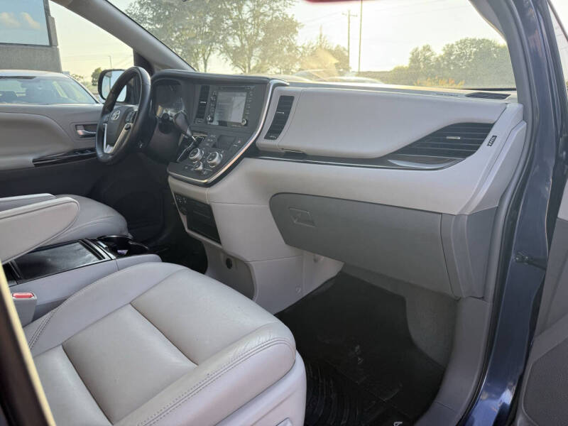 2019 Toyota Sienna XLE 7-Passenger Auto Access Seat