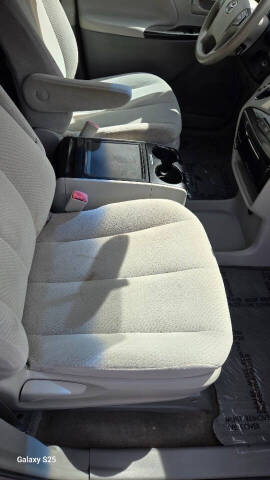 2013 Toyota Sienna LE 8-Passenger