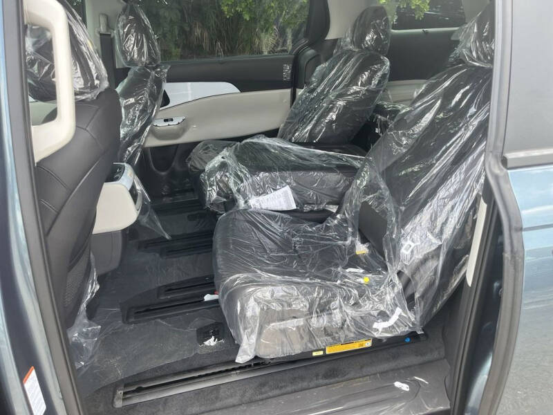 2024 Kia Carnival EX