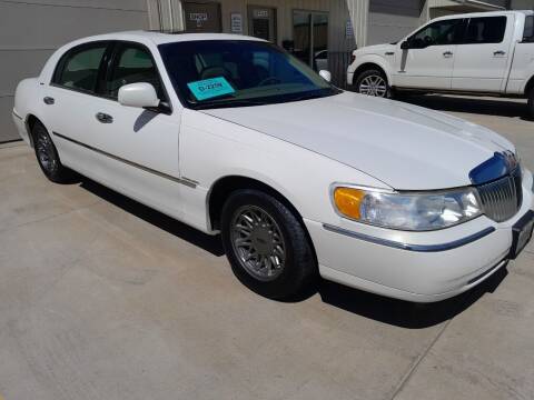 2000 Lincoln Town Car for sale at Pederson's Classics in Sioux Falls SD