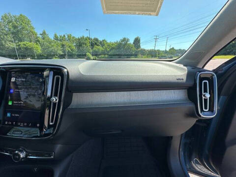 2023 Volvo XC40 B5 Ultimate Dark Theme