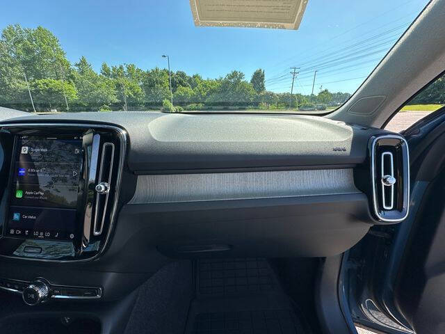 2023 Volvo XC40 B5 Ultimate Dark Theme