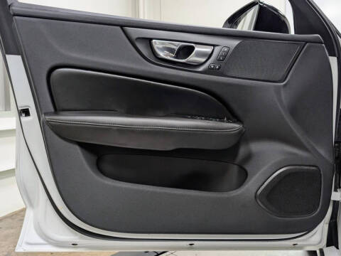 2023 Volvo S60 Recharge T8 Core Dark Theme