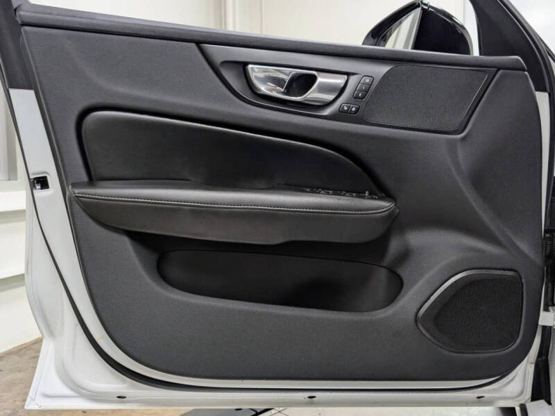 2023 Volvo S60 Recharge T8 Core Dark Theme