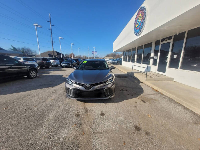 2018 Toyota Camry LE photo 2