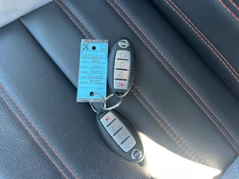 2021 Nissan Kicks SR