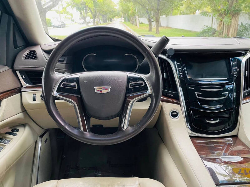 2017 Cadillac Escalade Luxury