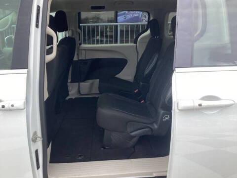 2022 Chrysler Voyager LX