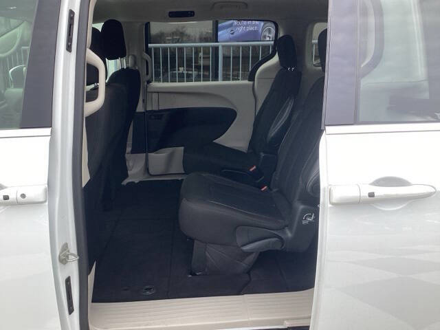 2022 Chrysler Voyager LX