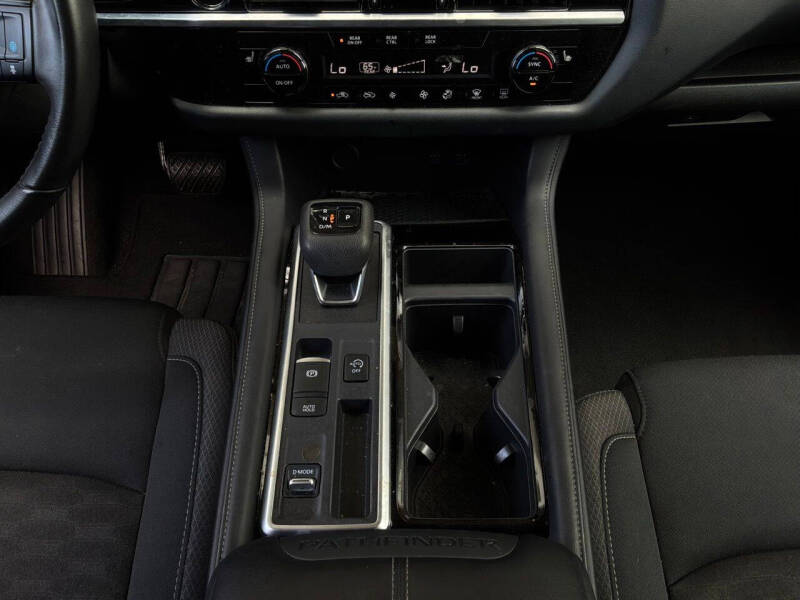 2025 Nissan Pathfinder SV