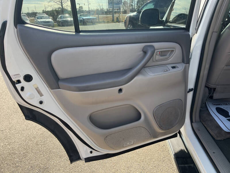 2004 Toyota Sequoia SR5