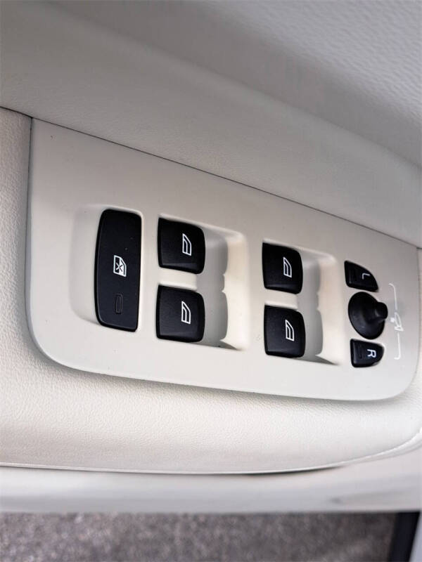 2024 Volvo XC60 B5 Core Dark Theme